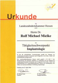 Herr Dr. med. dent. Rolf Michael Mielke wurde im Jahr 2006 von der Landeszahnärztekammer Hessen mit dem Tätigkeitsschwerpunkt Implantologie zertifiziert.
